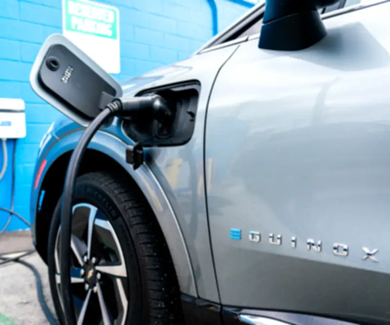 Alza de precios de gasolina reaviva interés por vehículos eléctricos en EE.UU.