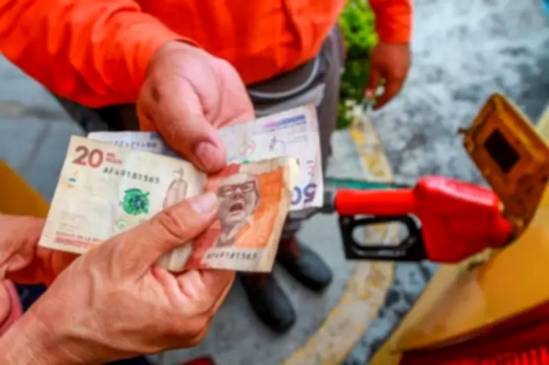 Alza del petróleo por conflicto en Medio Oriente amenaza política de reducción de precios de gasolina en Colombia