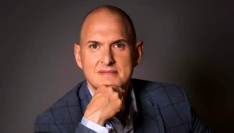 Andrés Parra celebra graduación de su hijo psicólogo y defiende su modelo de crianza sin apego