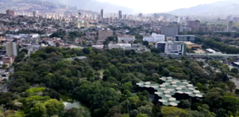 Andrés Santamaría exige autonomía regional en foro de Asocapitales en Medellín