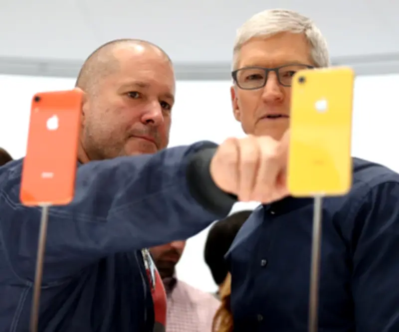 Apple otorga bonificaciones millonarias a diseñadores de iPhone para frenar fuga de talento hacia IA