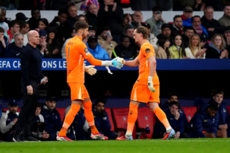 Arquero del Tottenham protagoniza papelón al regalar 3 goles en 20 minutos y sale entre lágrimas