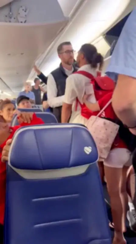 Arrestan a pasajero tras violenta pelea en vuelo de Southwest que dejó a oficial federal herido