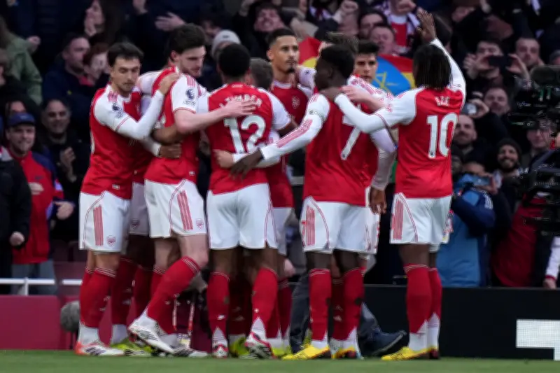 Arsenal derrota 2-1 al Chelsea con goles de estrategia y mantiene liderato en Premier League