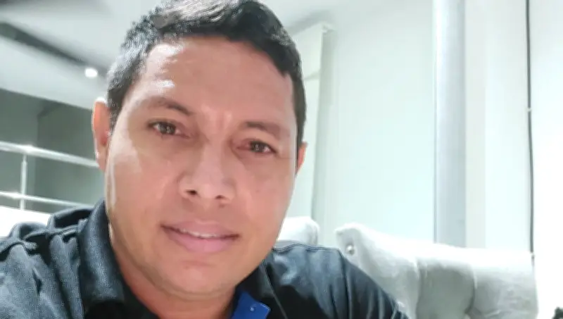 Arzuaga enfrenta críticas por usar imagen falsa de Hinestroza generada con IA