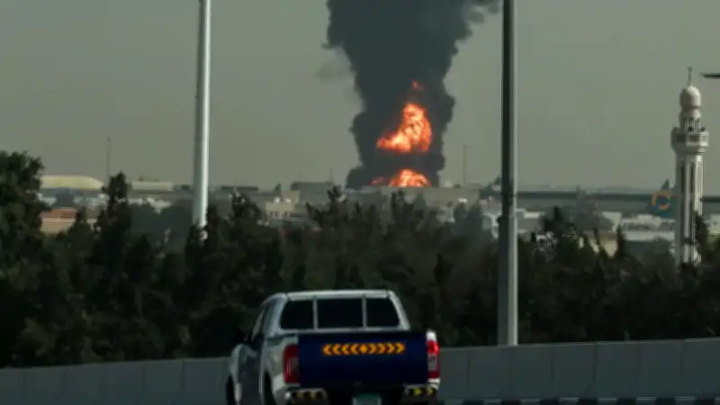 Ataque con drones de Irán en Aeropuerto de Dubái paraliza operaciones aéreas globales