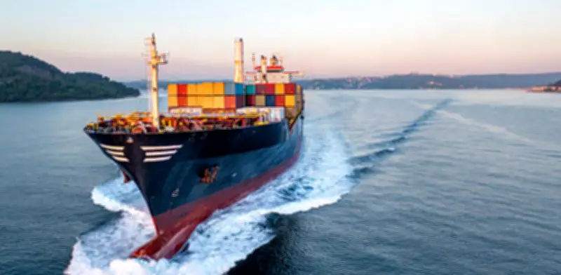 Ataque marítimo en Catar: UKMTO alerta sobre incidente cerca del estratégico estrecho de Ormuz