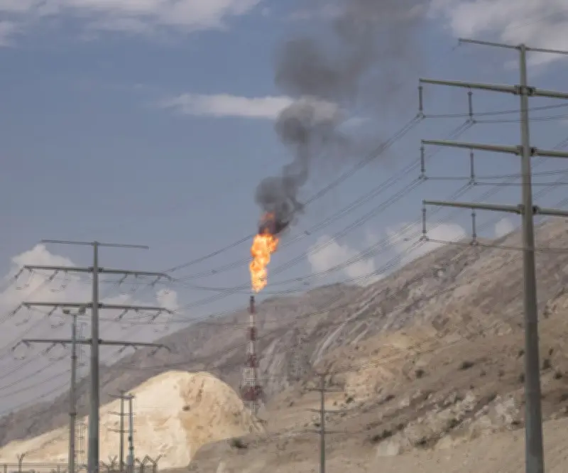 Ataques a industria petrolera en Irán desatan alertas de evacuación en Golfo