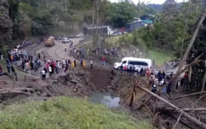 Atentado con explosivos paraliza la Panamericana: conductores pasan noche atrapados en Cauca