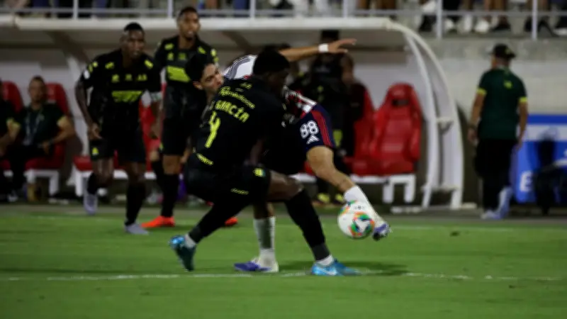 Atlético Bucaramanga pierde invicto de 14 partidos tras caída 2-0 ante Junior en Barranquilla