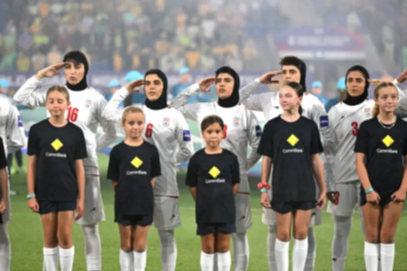 Autobús de la selección femenina de Irán abandona Australia bajo fuerte operativo policial