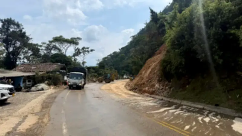 Autoridades habilitan paso controlado en tramo afectado por derrumbe en autopista Medellín-Bogotá