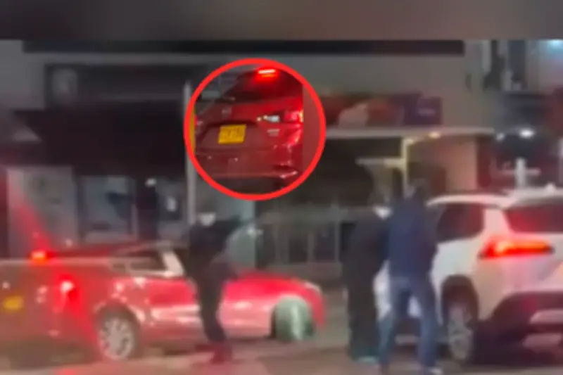 Autoridades rastrean Mazda rojo usado en violento robo en McDonald's de la 127 en Bogotá