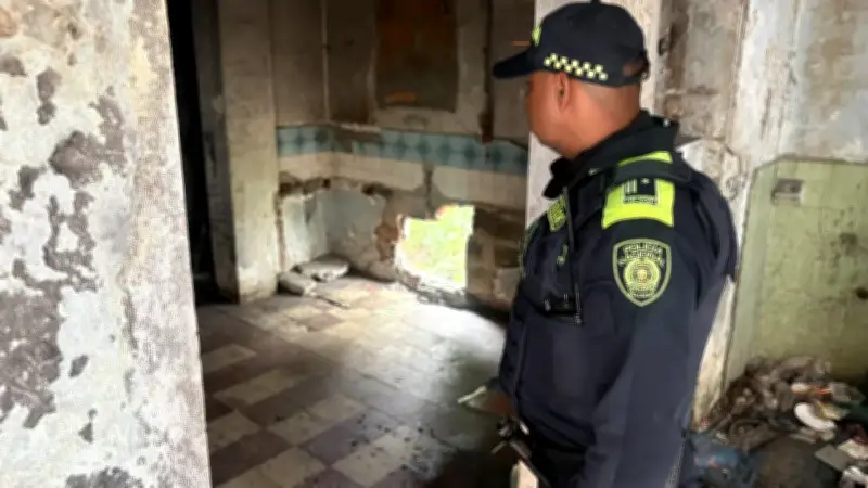 Autoridades tumban vivienda usada como expendio de drogas en Prado Centro, Medellín