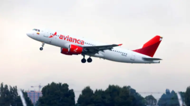 Avianca activa código de emergencia 7700 por pasajero grave y aterriza en Barranquilla