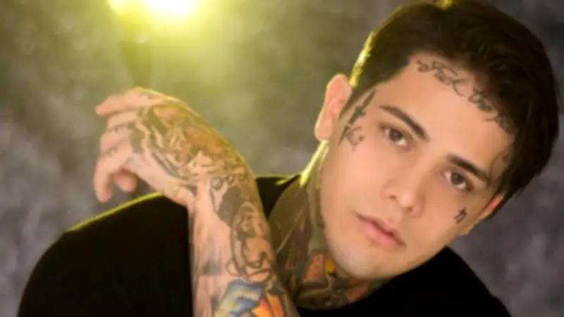 Avianca sanciona a influencer colombiano por incidente disruptivo en vuelo a Madrid