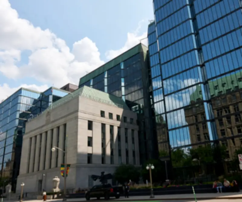 Banco de Canadá mantiene tasas sin cambios y minimiza impacto de crisis petrolera