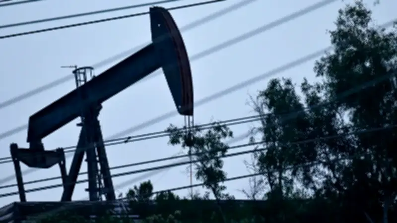 Barril de petróleo podría alcanzar los 200 dólares por conflicto Irán-EE.UU.