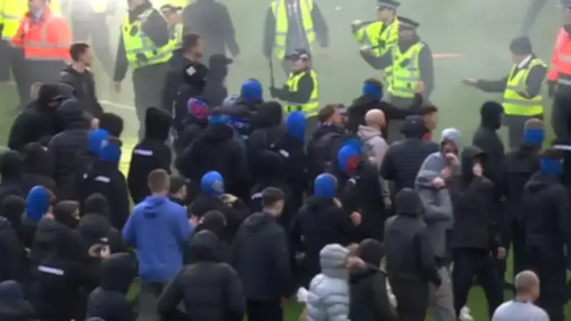 Batalla campal en el clásico escocés: Rangers vs Celtic deja escenas de violencia