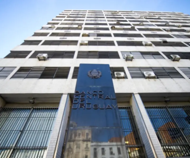 BCU de Uruguay sanciona a agente de valores con multa multimillonaria por fallas en controles