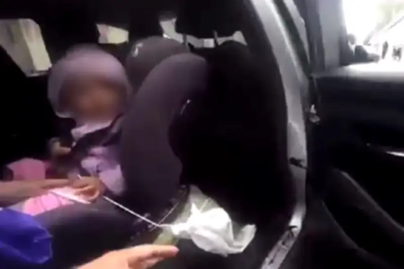 Bebé rescatada de auto inundado en deprimido de la 94 en Bogotá tras fuertes lluvias