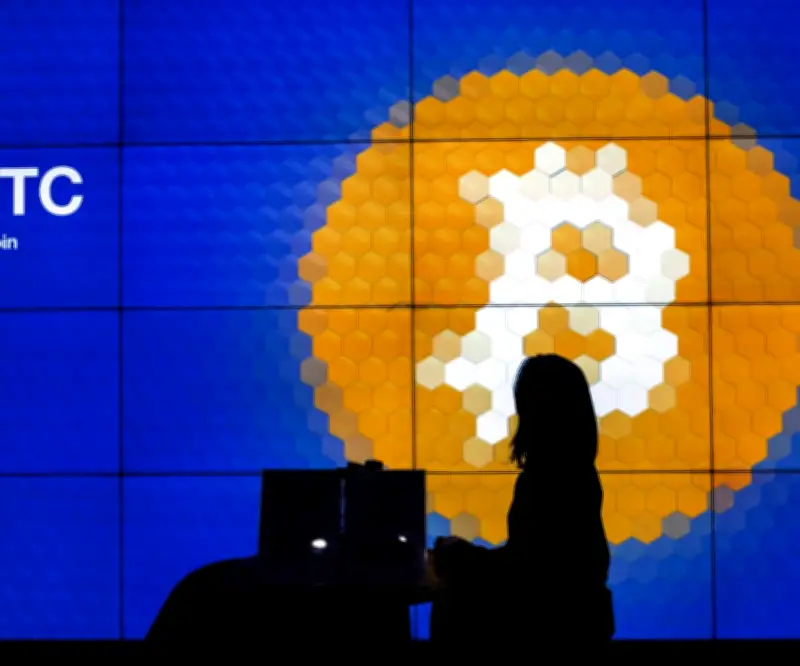 Bitcoin cae 2% ante escalada bélica con Irán mientras petróleo supera US$100