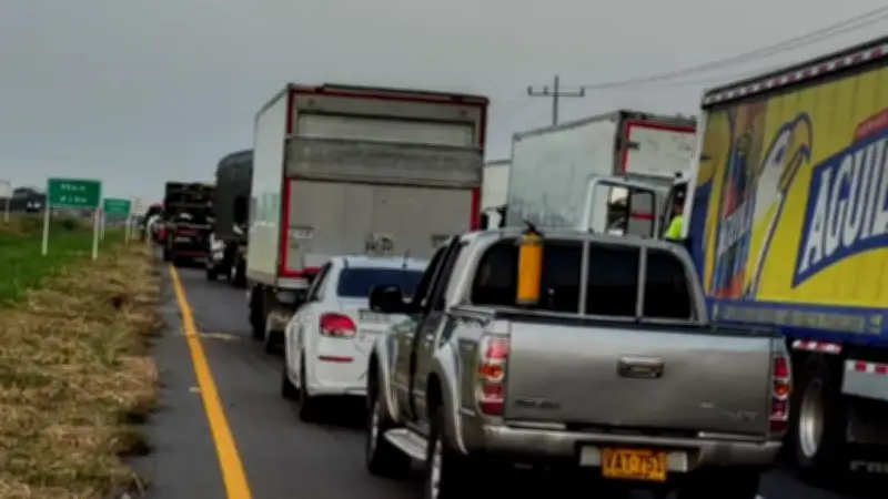 Bloqueo en vía Valledupar-Bosconia persiste por protesta de comunidad de Aguas Blancas