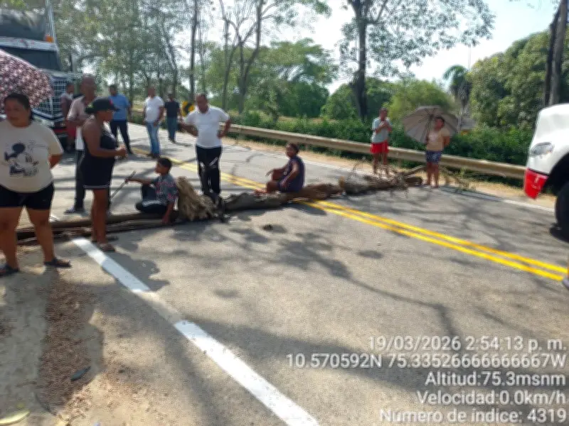 Bloqueo vial en Clemencia: comunidad protesta por falta de agua potable en medio de fiestas patronales