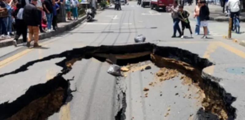 Bogotá activa plan de emergencia por socavón en Suba que afectó vía principal del barrio Puerta del Sol