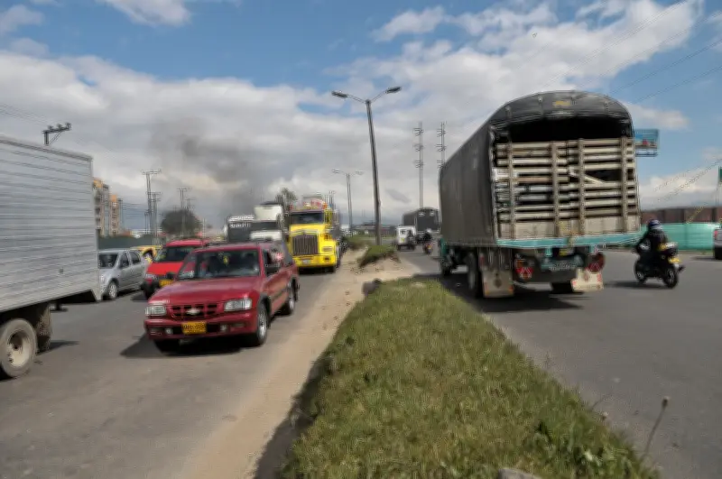 Bogotá enfrenta caos vial este 31 de marzo: cierres, pico y placa y fallas en semáforos
