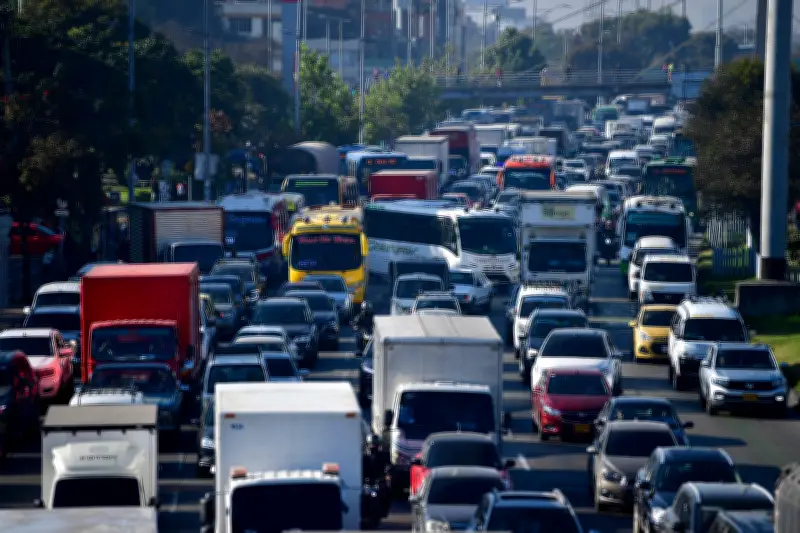 Bogotá enfrenta caos vial por obras y pico y placa: rutas alternas y estado de Transmilenio