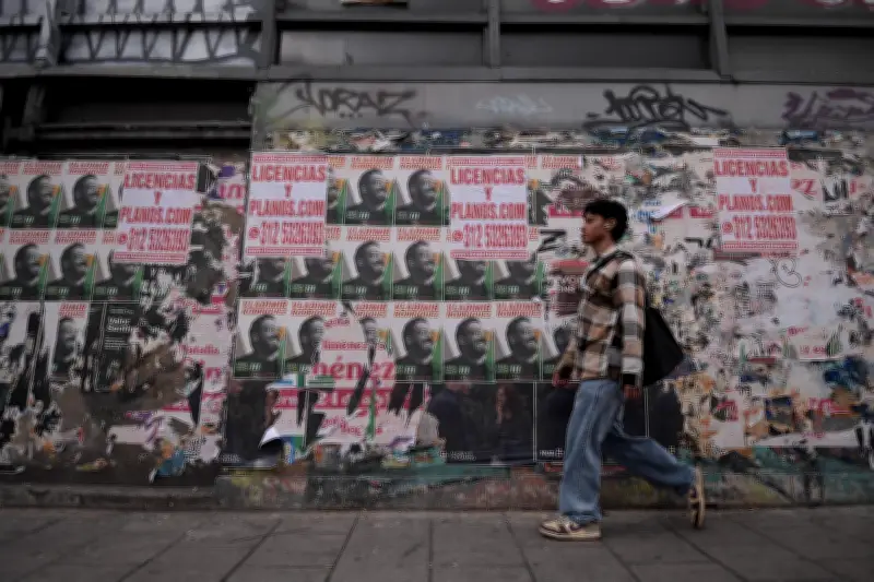 Bogotá enfrenta crisis de contaminación visual por empapelamiento político irregular