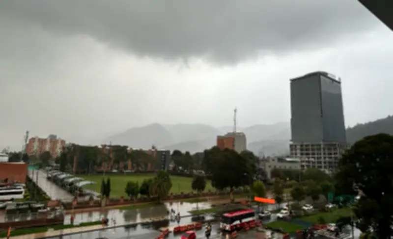 Bogotá enfrenta intensas lluvias: Autoridades emiten alerta y recomendaciones de seguridad vial