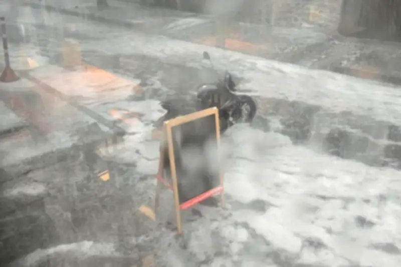 Bogotá se viste de blanco: intensa granizada e inundaciones paralizan el norte de la capital