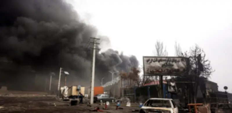 Bombardeos a depósitos petroleros sumergen a Teherán en nube tóxica: seis muertos y 20 heridos