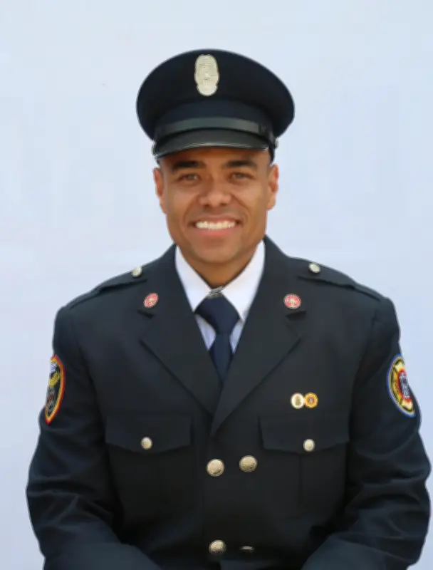 Bombero fallece atrapado en incendio de gran magnitud en Medellín