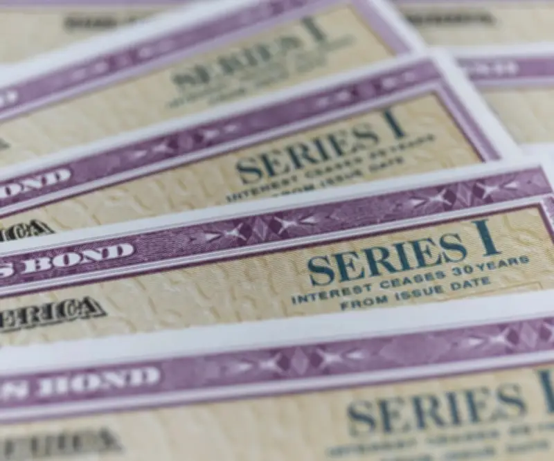 Bonos del Tesoro de EE.UU. suben mientras el petróleo retrocede desde máximos de años