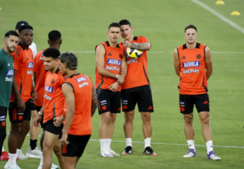 Borré y Rodríguez dialogan en entrenamiento mientras convocatoria define rumbo mundialista