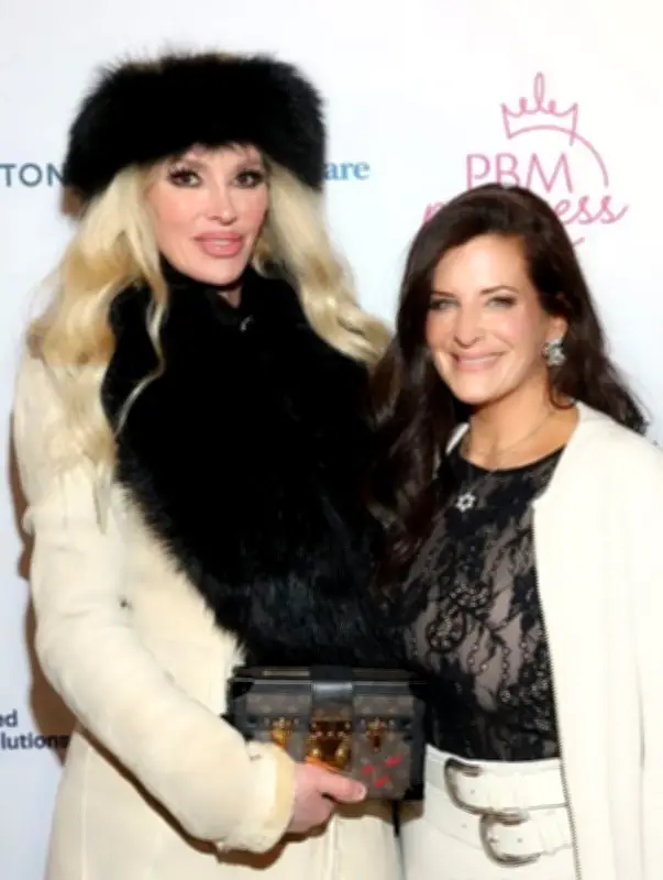 Brandi Glanville revela que implantes mamarios rotos causaron infección facial