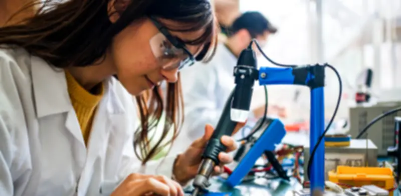 Brecha de género en carreras STEM se amplía en Colombia: participación femenina cae al 32,35%