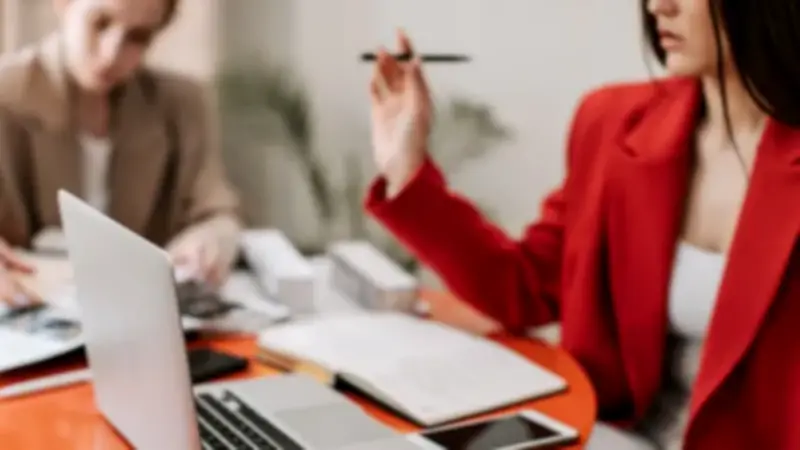 Brechas laborales persisten para mujeres en Colombia pese a avances educativos