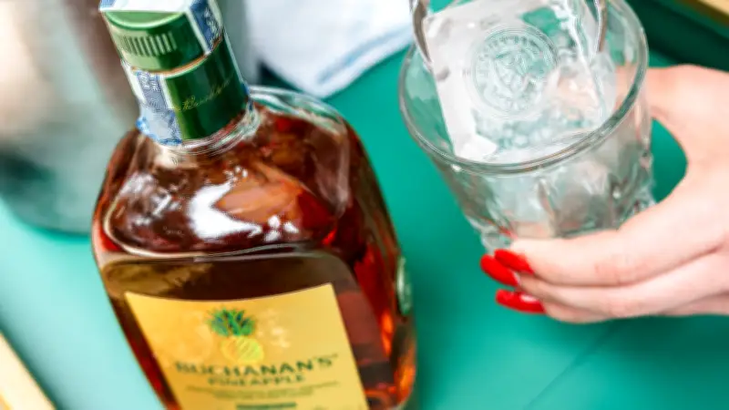 Buchanan's lanza en Colombia su innovador whisky con sabor a piña para atraer nuevos consumidores