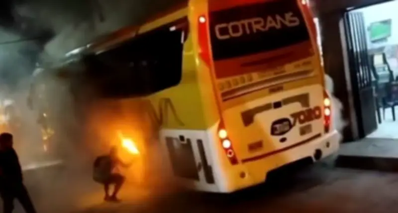 Bus de Cotrans se incendia en Capitanejo, Santander; pasajeros evacuan a tiempo