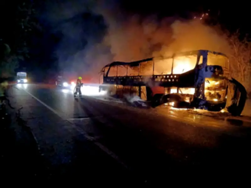 Bus de Torcoroma sufre incendio total en vía Carreto-Calamar; pasajeros a salvo