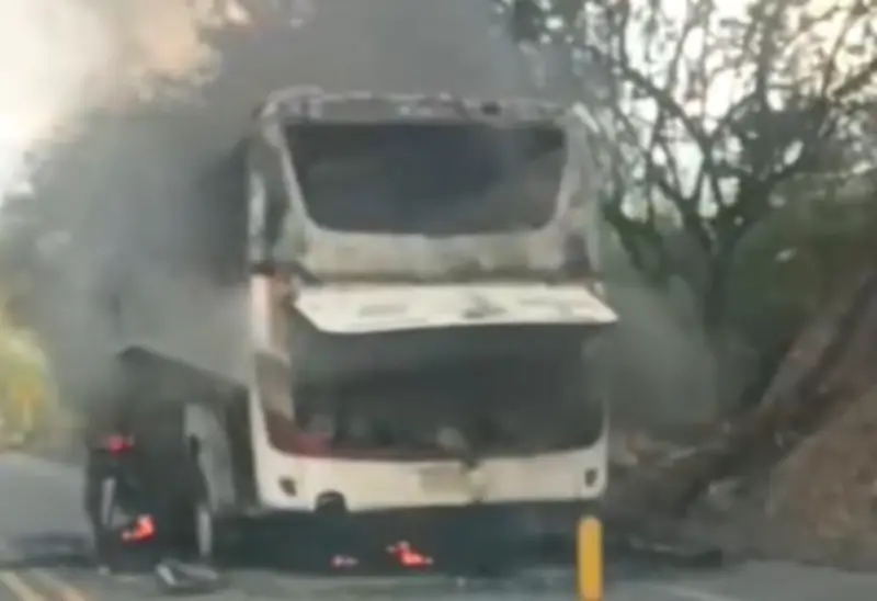 Bus intermunicipal se incendia en la vía Pasto-Popayán por falla mecánica; no hay heridos