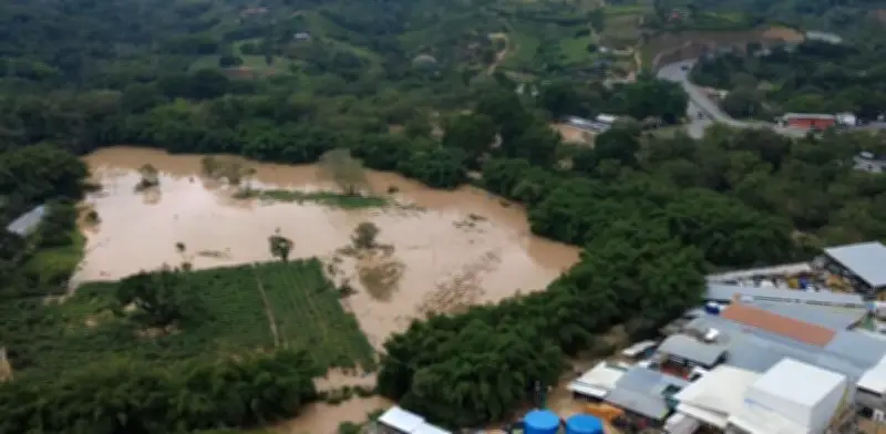 Buscan a joven desaparecido tras intentar cruzar el río Lebrija durante tormentas eléctricas