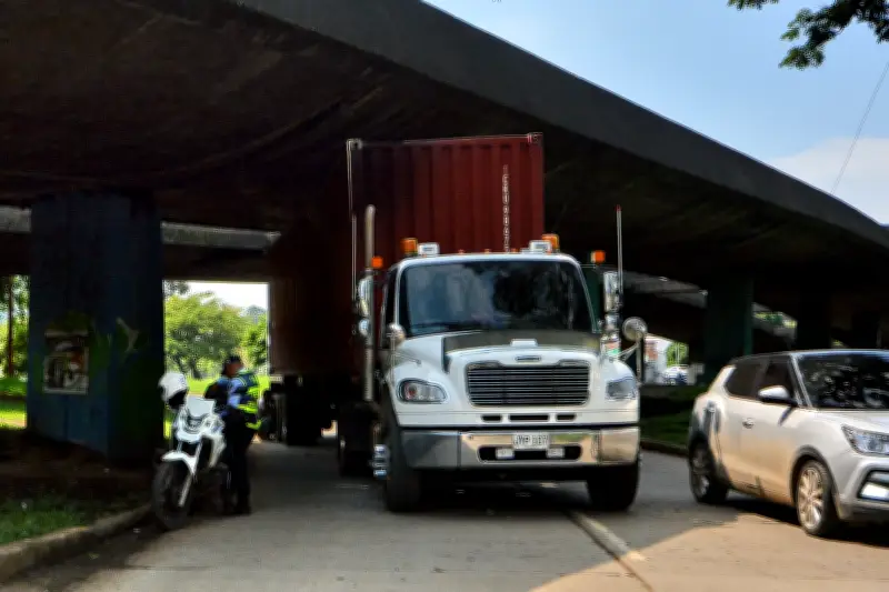 Cali establece rutas y horarios específicos para tractocamiones en la ciudad