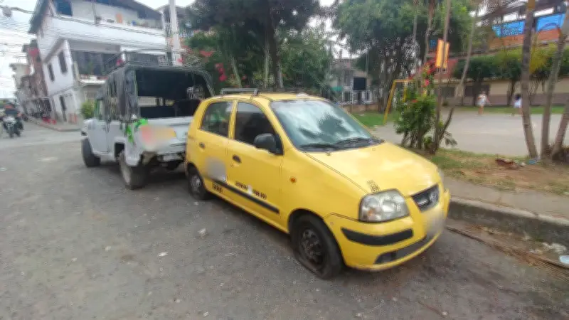 Cali: Vehículos abandonados obstruyen vías en El Vallado por más de un año