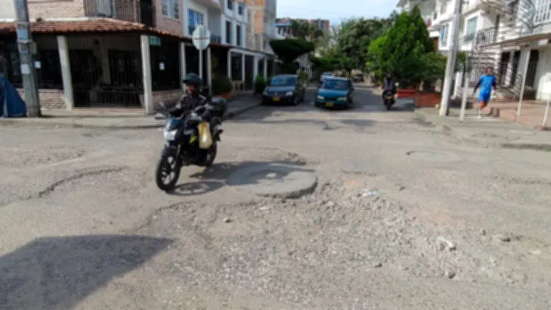 Calle 33 en Ciudad 2000 de Cali lleva más de 20 años sin mantenimiento estructural