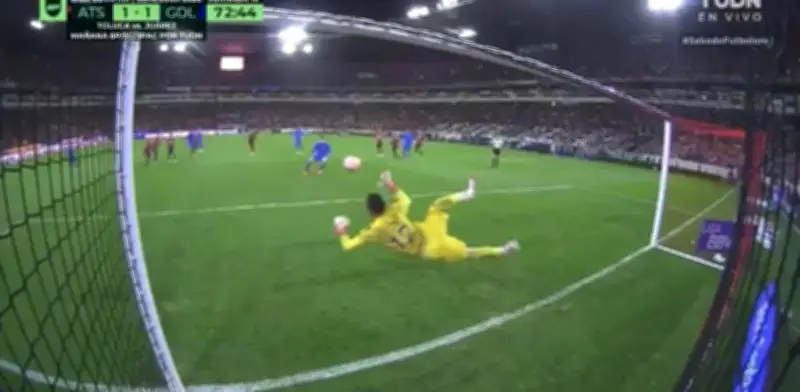 Camilo Vargas se consolida en México: ataja penal clave con Atlas antes de la Selección Colombia